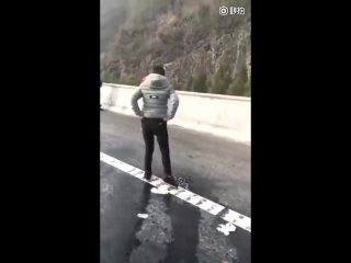 woman pee in the middle of road